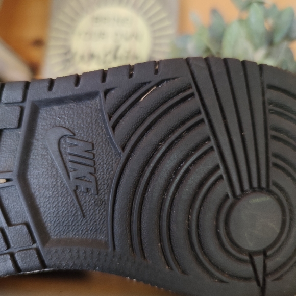 Nike πAir Jordan 1 Mid Sneakers University Gold 554725-700 Leather Sz 4.5 Youth - Picture 12 of 13